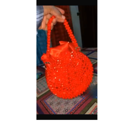 Sac en perles cylindrique – Élégance artisanale et originale