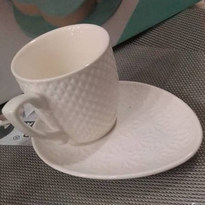 Tasse en porcelaine blanche decorative et soucoupe